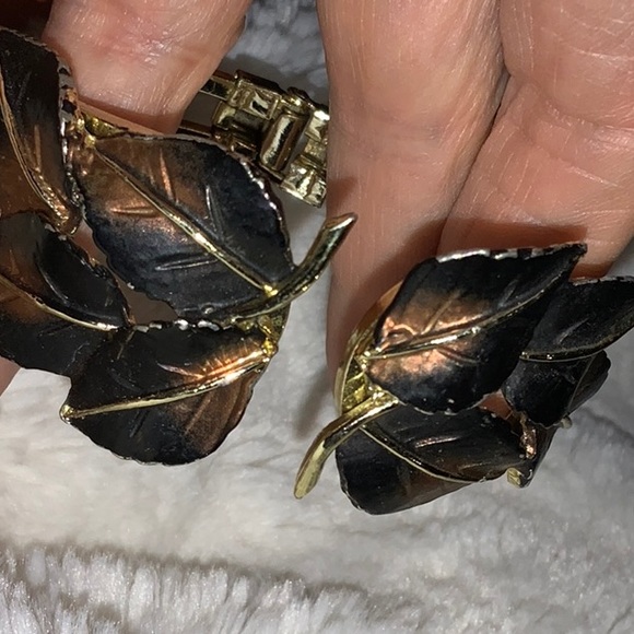 Clamper Style Leaf Motif Bracelet - Picture 9 of 16